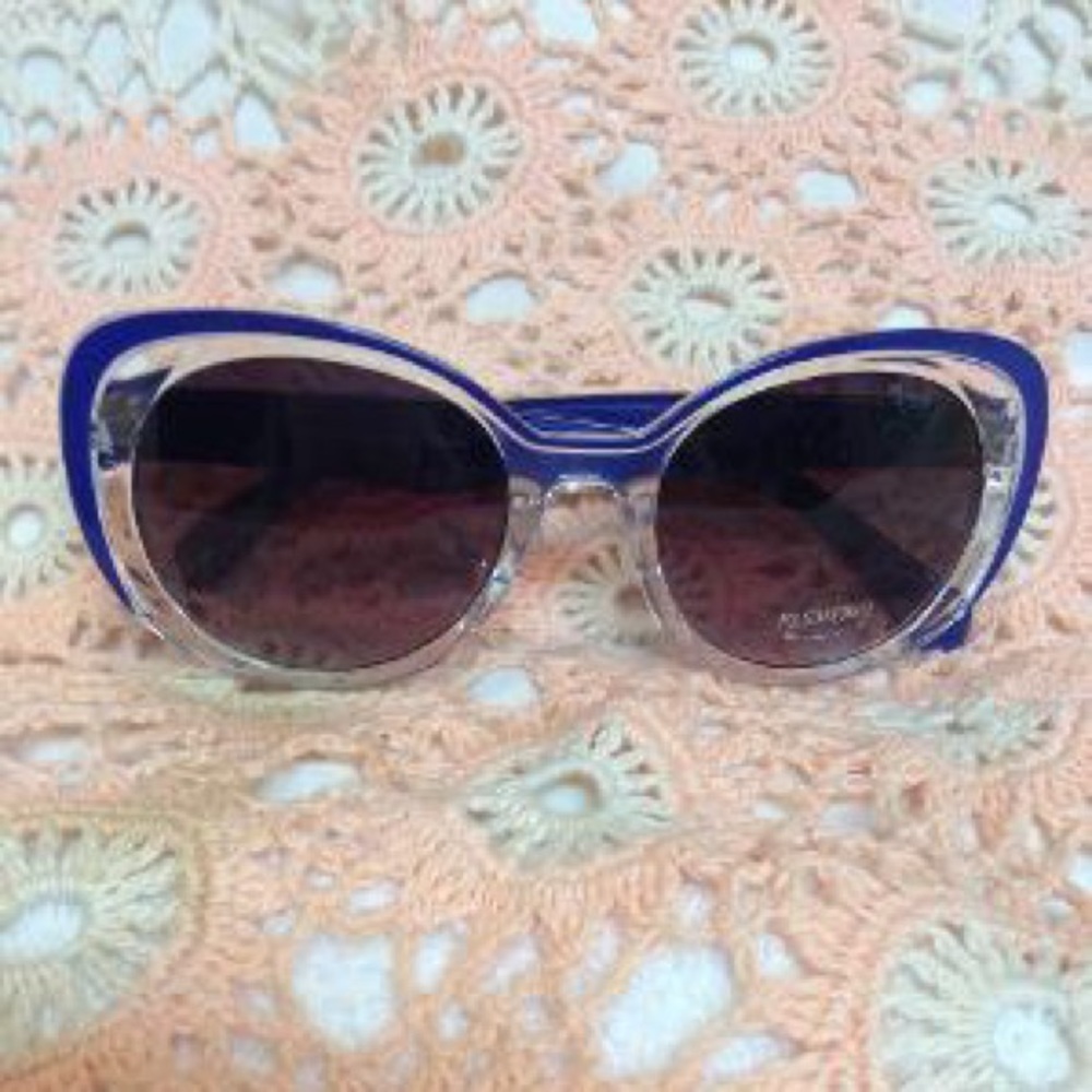 2023 Brand New Fashion Women’s Sunglasses Shades in packaging